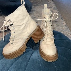 Mia Womens Ivory Snake Ankle Boots | size 7.5